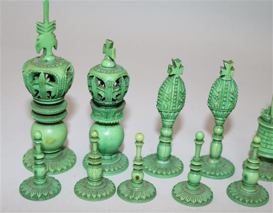 An early 19th century Anglo Indian green stained and plain ivory chess set, kings 4in.